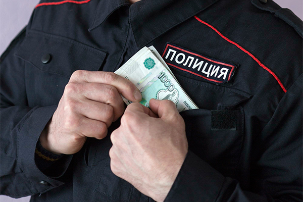 В Оренбурге сотрудник ДПС взял 8000 за то, чтобы не лишать водителя прав